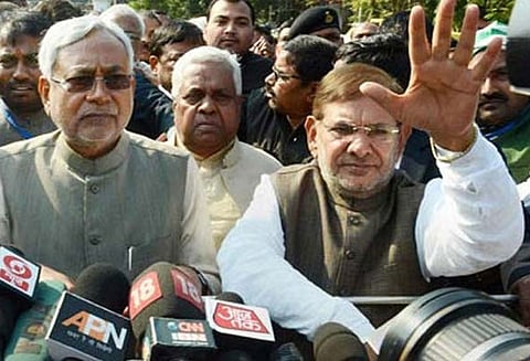 பாஜக ஆதரவுடன் முதல் மந்திரியானார் நிதிஷ் குமார், சரத் யாதவ் அதிருப்தி?