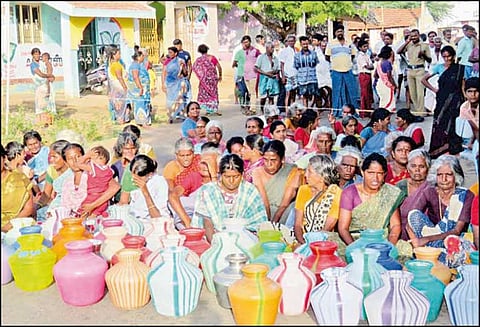 திருப்பரங்குன்றம் அருகே காலிக்குடங்களுடன் பெண்கள் சாலை மறியல்