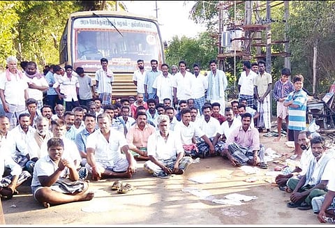 தீயில் எரிந்து மளிகைக்கடை நாசம் மர்மநபர்கள் தீவைத்ததாக கூறி சாலைமறியல்