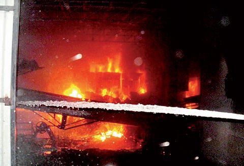 நத்தக்கடையூர் அருகே தென்னை நார் மில்லில் தீ விபத்து, பொருட்கள் எரிந்து நாசம்