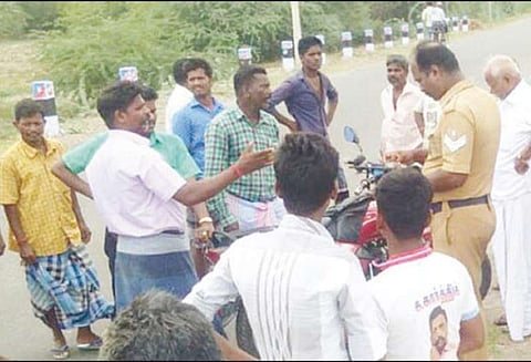 திருமாவளவன் பிறந்தநாள் சுவர் விளம்பரம் அழிப்பு; கட்சியினர் சாலை மறியலுக்கு முயற்சி