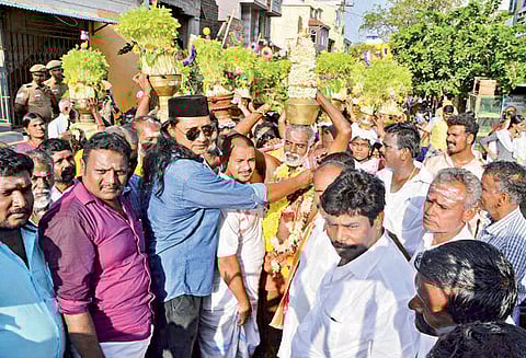 மதநல்லிணக்கத்திற்கு எடுத்துக்காட்டாக முளைப்பாரி ஊர்வலத்திற்கு முஸ்லிம்கள் வரவேற்பு