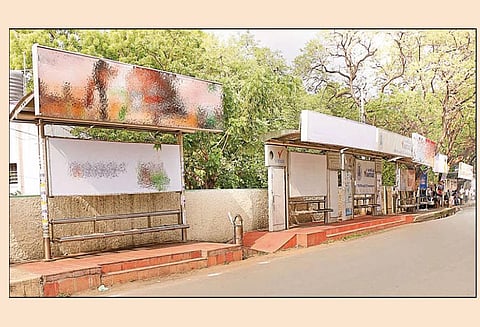 நீதிமன்ற பஸ்நிறுத்தம் சுகாதாரகேடான இடத்திற்கு மாற்றம் பல லட்சம் செலவில் அமைக்கப்பட்ட நிழற்குடைகள் வீண்