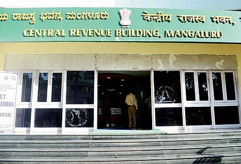 மந்திரி வீடு, அலுவலகங்களில் நடந்த வருமானவரி சோதனைக்கு எதிர்ப்பு மங்களூருவில் வருமானவரித் துறை அலுவலகம் சூறை