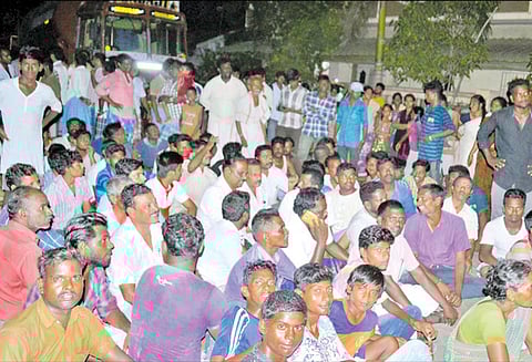 ஆரணி பகுதியில் மின்வெட்டு நிரந்தர தீர்வு கோரி பொதுமக்கள் மறியல்