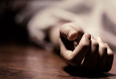 27–வது மாடியில் இருந்து விழுந்து கல்லூரி மாணவி பலி தானேயில் பரிதாபம்