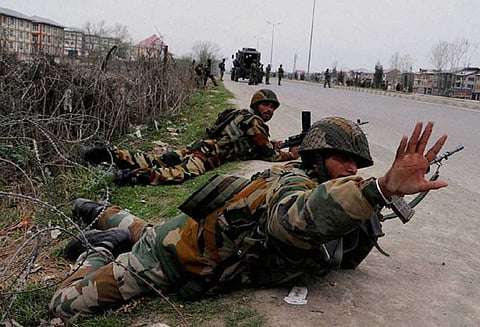 ஜம்மு காஷ்மீர்: பயங்கரவாதிகளுடனான துப்பாக்கிச்சண்டையில் 2 ராணுவ வீரர்கள் வீரமரணம்