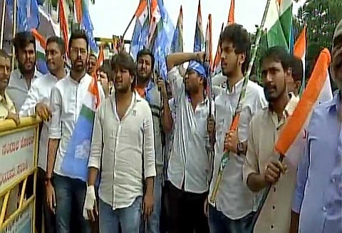 கர்நாடக மந்திரி இல்லத்தில் 2-வது நாளாக வருமான வரித்துறை சோதனை:காங்.கட்சியினர் போராட்டம்