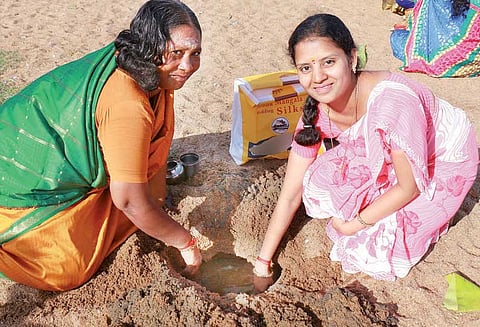 ஆறுகளில் தண்ணீர் இல்லாததால் களையிழந்தது ஆடி பெருக்கு விழா ஊற்று தோண்டி பெண்கள் சிறப்பு பூஜை