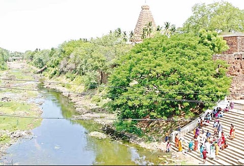 காவிரியில் தண்ணீர் இல்லாததால் களையிழந்த ஆடிப்பெருக்கு விழா பம்பு செட்டில் மக்கள் நீராடினர்