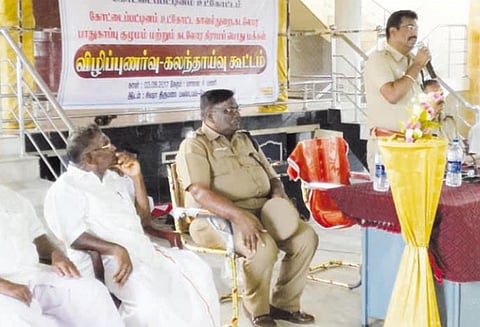 கடல் பகுதியில் சந்தேகப்படும் படியான நபர்கள் தென்பட்டால் காவல் துறைக்கு தகவல் தெரிவிக்க வேண்டும்