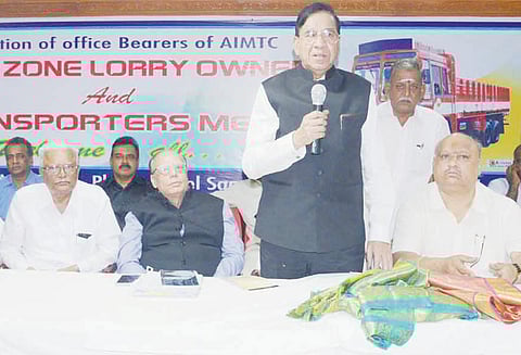 சரக்கு-சேவை வரியால் லாரி உரிமையாளர்களுக்கு கூடுதல் நெருக்கடி ஏற்பட்டு உள்ளது