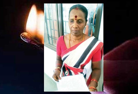 மண்எண்ணெய் கேனுடன் வந்த பெண்; அம்மா உணவகத்தில் வேலை வழங்கக் கோரி மனு கொடுத்தார்