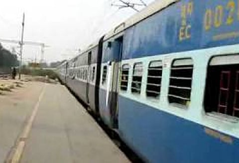 ரெயில் இருக்கையில் அமர்வதில் தகராறு; பயணியை தூக்கி வெளியே வீசிய கும்பல்