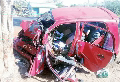 ஆறுமுகநேரி அருகே மரத்தில் கார் மோதி பெண் சாவு கணவர் உள்பட 2 பேர் படுகாயம்