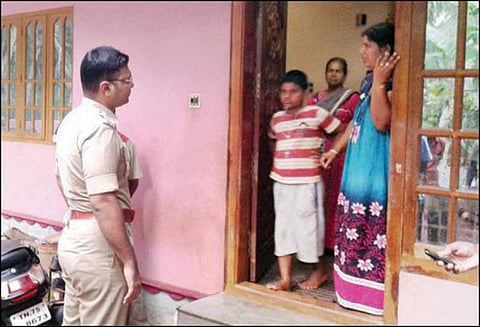 மண்டைக்காடு அருகே வீடுபுகுந்து பெண்ணிடம் 9½ பவுன் தங்க சங்கிலி பறிப்பு