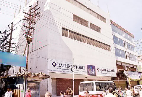 என்.எஸ்.பி. சாலையில் உள்ள வணிக வளாகங்களை இழுத்து மூடி அதிகாரிகள் ‘சீல்’ வைத்தனர்