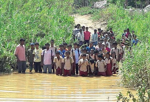 சூளகிரி பகுதியில் கனமழை: சாலை மூழ்கியதால் மாணவ, மாணவிகள் அவதி
