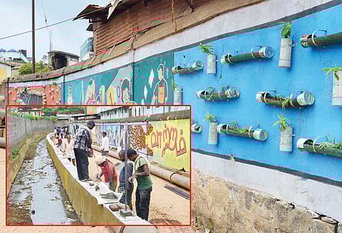 சாக்கடை கால்வாய், நடைபாதையை சுத்தம் செய்த கல்லூரி மாணவர்கள்