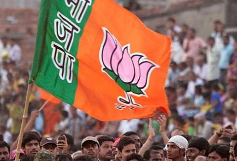 உத்தர பிரதேசத்தில் இரண்டு பாஜக எம்.எல்.ஏக்களுக்கு பிடிவாரண்ட்