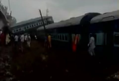 எக்ஸ்பிரெஸ் ரெயில் தடம் புரண்டது: மீட்பு பணியில் தேசிய பேரிடர் மேலாண்மை குழு