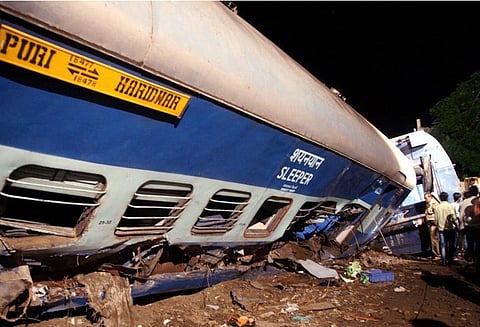 ரெயில் விபத்துக்கு காரணமானவர்கள் மீது நடவடிக்கை எடுக்க சுரேஷ் பிரபு உத்தரவு