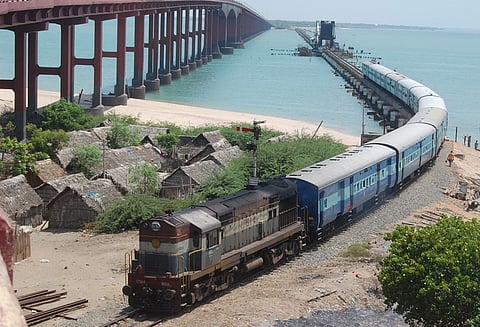 பாம்பன் கடலில் ‘புதிய நான்கு வழிச்சாலை பாலம்’