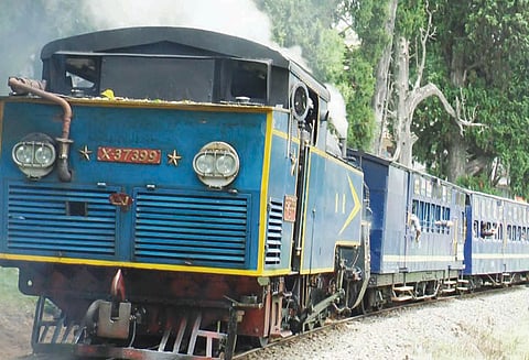 நீராவி அழுத்தம் குறைந்ததால் மலைரெயில் நடுவழியில் நிறுத்தப்பட்டது