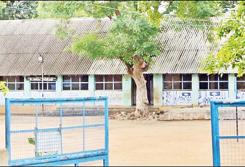 விடுதியில் மழைநீர் ஒழுகுவதால் வகுப்பறைகளில் தங்கும் மாணவர்கள் காதுகேளாதோர் பள்ளியின் அவலம்