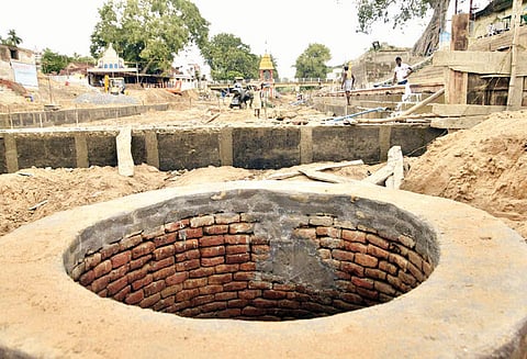 துலா கட்டத்தில் நீர்தேக்கம் அமைக்கும் பணியின்போது காவிரி ஆற்றில் பழமையான கிணறுகள் கண்டுபிடிப்பு