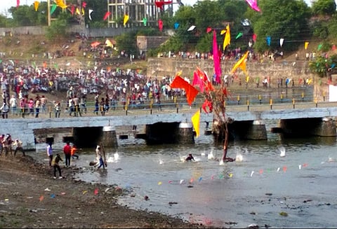 மத்திய பிரதேசத்தில் பாரம்பரிய கல் எறியும் திருவிழாவில் 400க்கும் கூடுதலானோர் காயம்