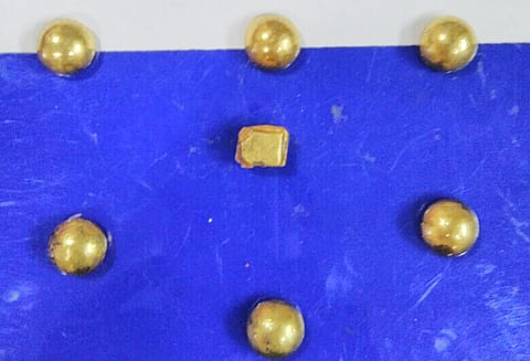 மலேசியாவில் இருந்து வாழைப்பழத்துக்குள் வைத்து பயணி விழுங்கி கடத்தி வந்த 7 தங்க கட்டிகள் மீட்பு