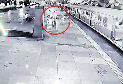 உதவி செய்யாமல் வேடிக்கை பார்த்த போலீஸ்காரர் பணி இடைநீக்கம்