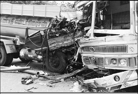 லாரிகள் நேருக்கு நேர் மோதல்; டிரைவர்கள் 2 பேர் பரிதாப சாவு 2 பேர் படுகாயம்