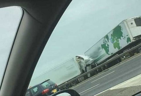 இங்கிலாந்தில் சாலை விபத்து: பலர் பலி; 4 பேர் காயம்