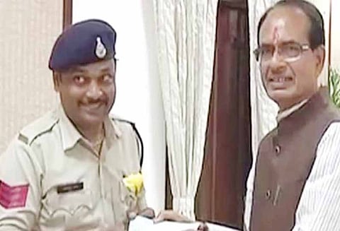 1 கிலோ மீட்டர் வெடிகுண்டை சுமந்து சென்று 400 குழந்தைகளை காப்பாற்றிய போலீஸ்காரருக்கு பாராட்டு