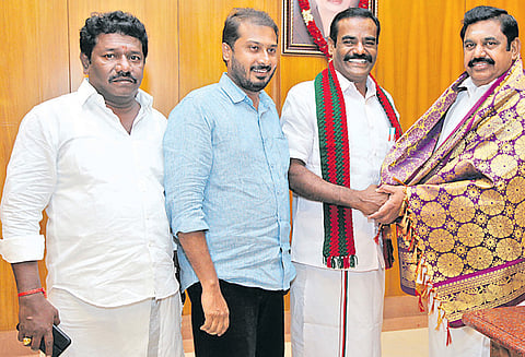 டி.டி.வி.தினகரனை அனுசரித்து சென்றால் தான் ஆட்சி நீடிக்கும்