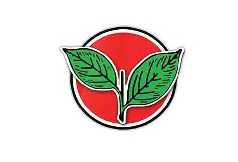 தேர்தல் கமிஷனில் தினகரன் அணி மனு அளித்ததால் இரட்டை இலையை பெறுவதில் இழுபறி