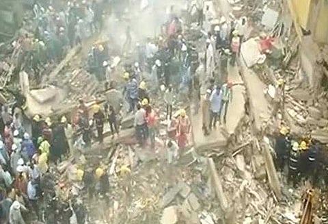 மும்பையில் 117 வருட பழமையான கட்டிடம் மழலையர் பள்ளி தொடங்குவதற்கு முன்னதாக இடிந்து விழுந்தது