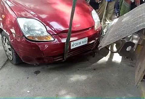 ஐதராபாத்தில் மருத்துவமனை அருகே தாறுமாறாக ஓடிய கார் பாதசாரிகள் மீது மோதியதால் பரபரப்பு