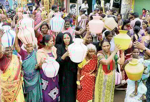 குடிநீர் கேட்டு காலிக்குடங்களுடன் பொதுமக்கள் சாலை மறியல்