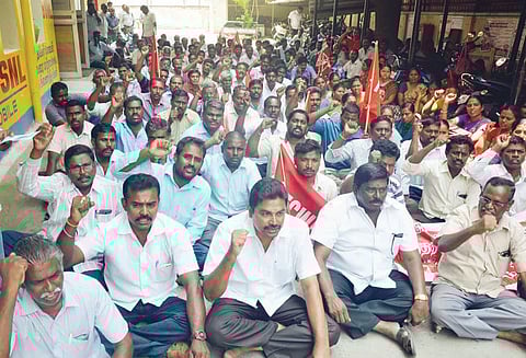 33 ஒப்பந்த தொழிலாளர்கள் பணிநீக்கம்: பி.எஸ்.என்.எல். ஊழியர்கள் தர்ணா போராட்டம்
