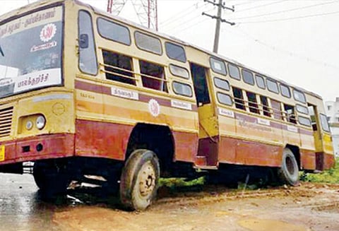 மருத்துவமனைக்கு சென்ற அரசு பஸ் வாய்க்காலில் இறங்கியது பயணிகள் காயமின்றி உயிர் தப்பினர்