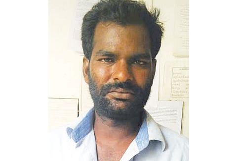 தப்பி ஓடிய சாராய வியாபாரியை போலீசார் விரட்டிப்பிடித்தனர்