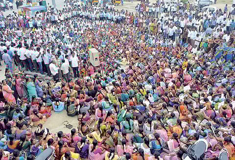 ஜாக்டோ - ஜியோ அமைப்பினர் தர்ணா போராட்டம் ஆயிரக்கணக்கானோர் பங்கேற்பு