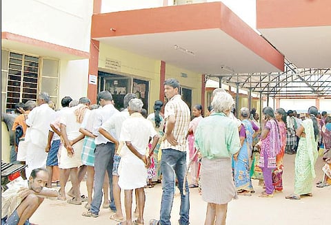 வேகமாக பரவும் வைரஸ் காய்ச்சல்: அரசு மருத்துவமனைக்கு படையெடுக்கும் நோயாளிகள்