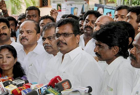 டி.டி.வி.தினகரன் ஆதரவு எம்.எல்.ஏ.க்களிடம் தமிழக போலீசார் விசாரணை