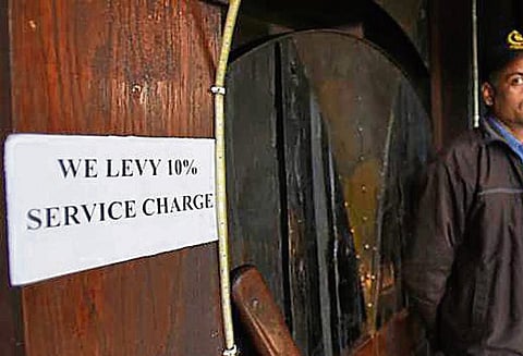 சேவைக்கட்டணம் விதித்தால் வருமான வரி கணக்கில் அதைச் சேர்க்க வேண்டும் - பஸ்வான்