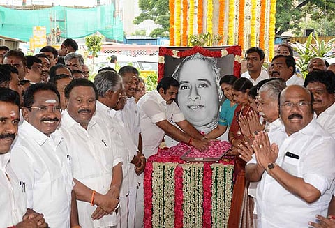 அண்ணா பிறந்த நாள்: எடப்பாடி பழனிசாமி -ஓ.பன்னீர் செல்வம்- மு.க.ஸ்டாலின் மாலை அணிவிப்பு