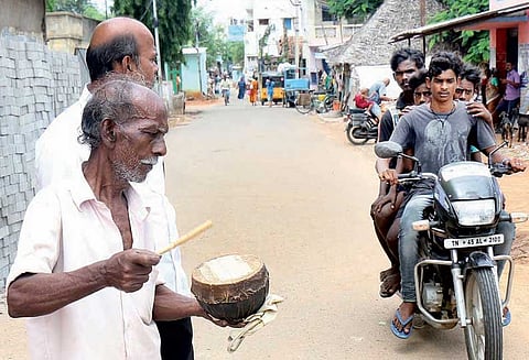 வாய்க்காலில் கழிவுநீர் கலக்கும் விவகாரம்; தண்டோரா மூலம் அறிவிப்பு